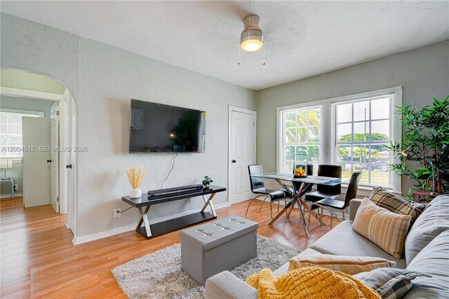 Building Photo - 227 SW 30th Ave