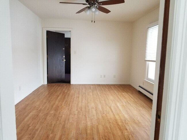 Building Photo - Hillsboro West One Bedroom Apartment, avai...