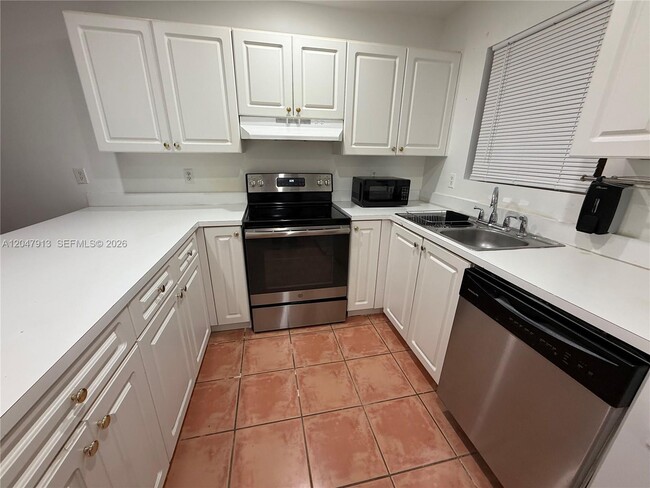 Building Photo - 6245 SW Kendale Lakes Cir