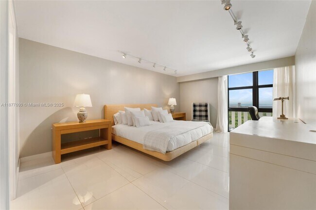Building Photo - 1121 Crandon Blvd