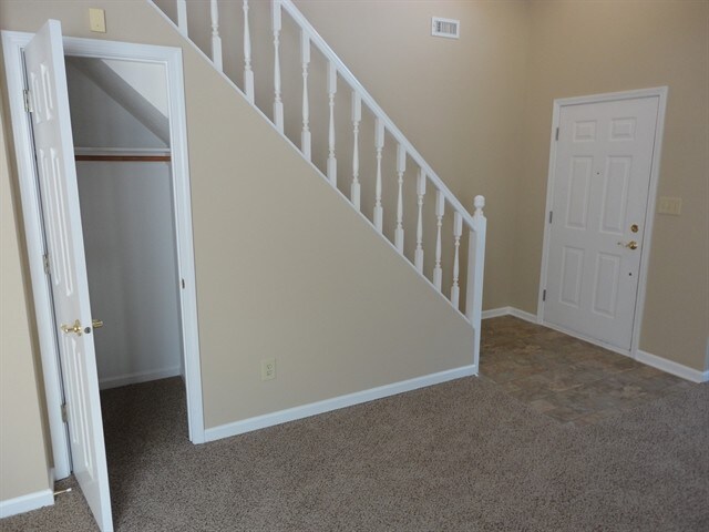 Building Photo - 5943 King Lear Dr