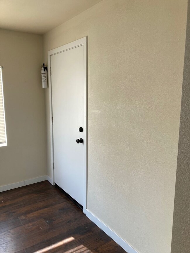 Building Photo - Spacious Multi-Level Apartment in the Hear...