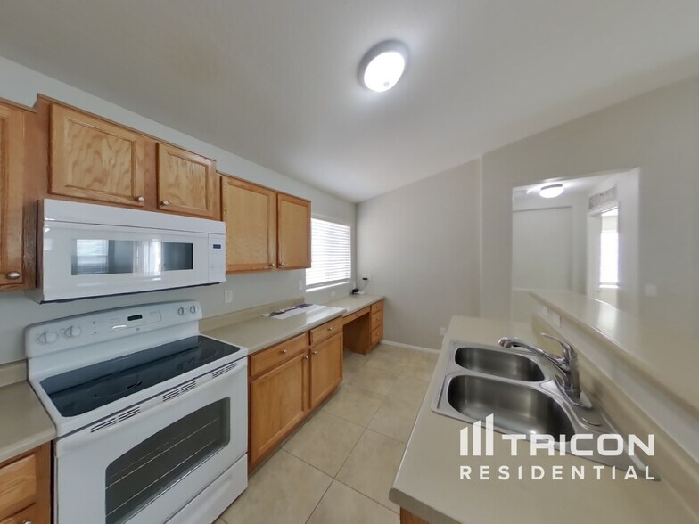Building Photo - 8053 N 109th Ln
