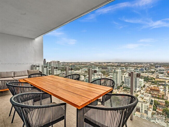 Building Photo - 700 NE 26th Terrace