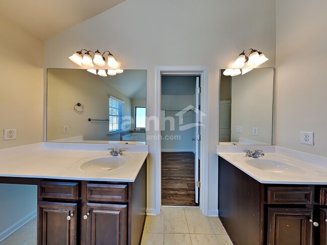Building Photo - 525 Brickstone Way