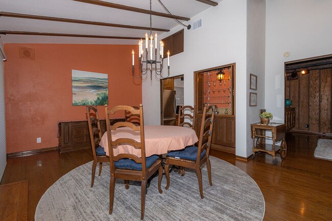 Building Photo - Fully furnished charming Spanish style hom...