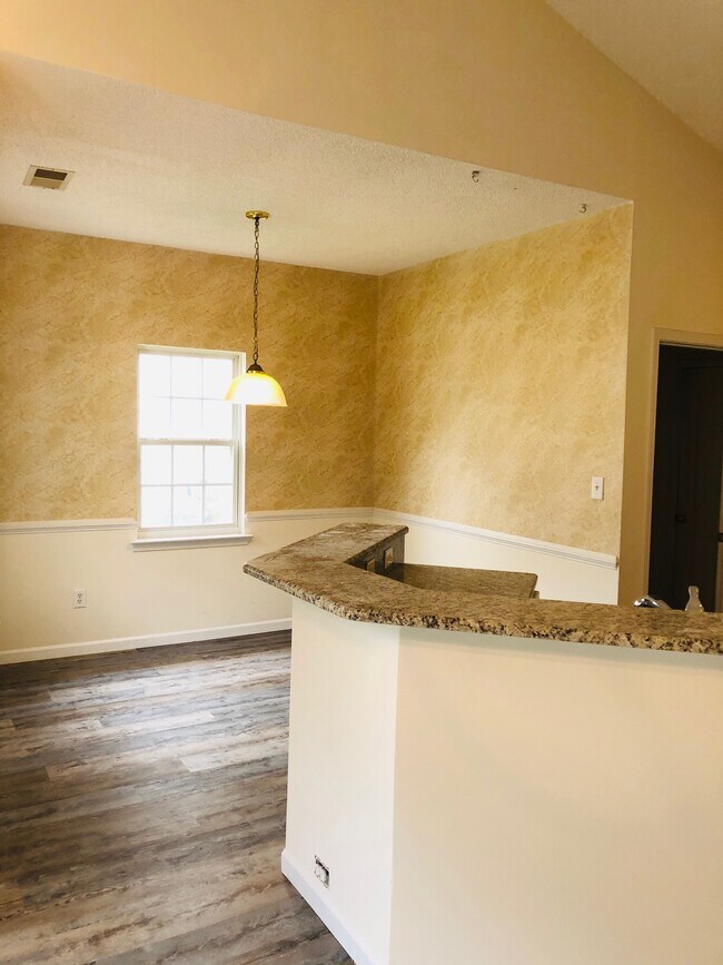 Building Photo - 12045 Evergreen Hollow Dr