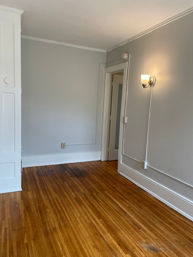 Building Photo - 185 Alexander St