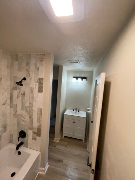 New Tub/Shower - 5304 Hunters Point Ct