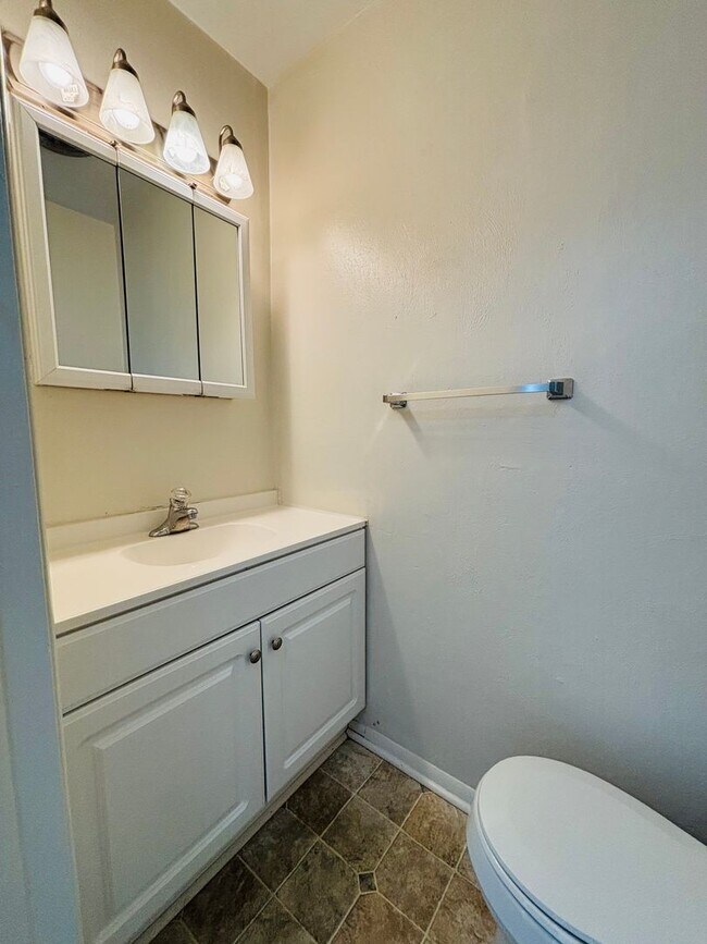 Building Photo - 2 Bedroom, 1.5 Bath Townhouse