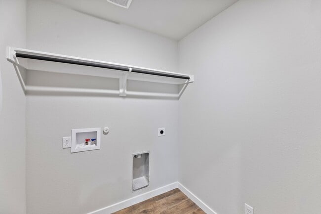 Building Photo - AVAILABLE NOW! 3 BEDROOM TRIPLEX LOT LOCATED ON 1-ACRE LOT IN MIDLOTHIAN, TX!