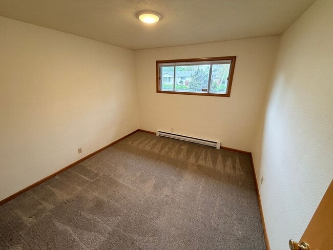 Building Photo - Three Bedroom Home with Covered Patio