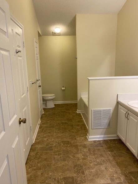 master bath - 3923 Cloverwood Meadow Ln