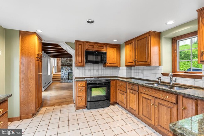 Building Photo - 607 E Wheel Rd