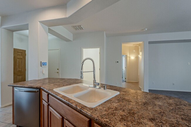 Building Photo - 3 Bed 2 Bath - New Kitchen Appliances\Carp...