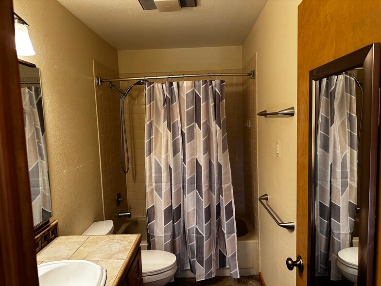 Full bath. Main level - 2592 Anthonys Cir