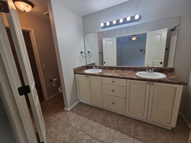 Building Photo - Modern 3Bed/2.5-Ba Townhome in PCB – Resor...