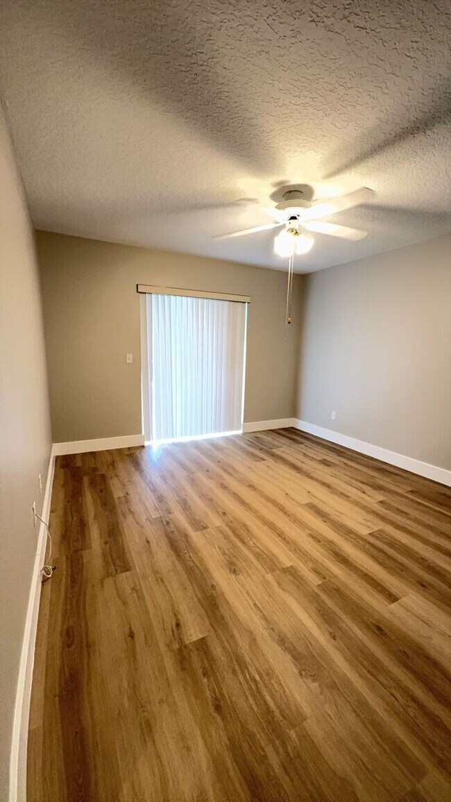 Building Photo - Open floor plan pool home