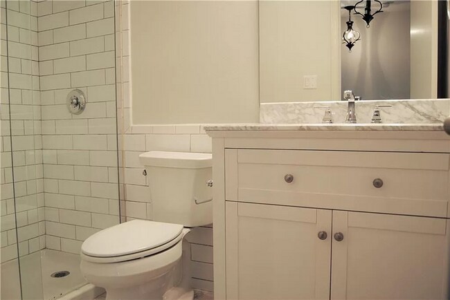 Building Photo - Townhome close to everything on Bayou Trace off Jackson St