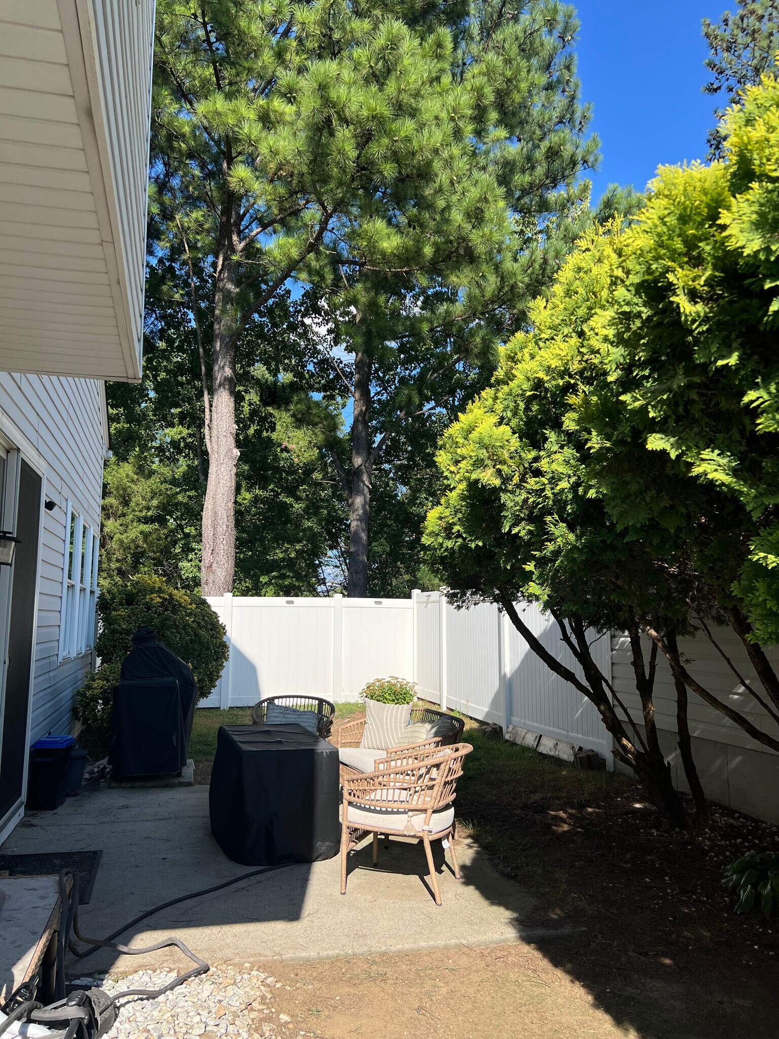 Building Photo - 8814 Meadowmont View Dr