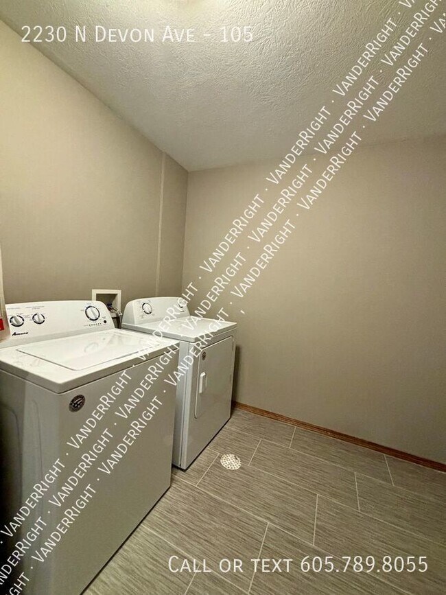 Building Photo - 2230 Devon Ave