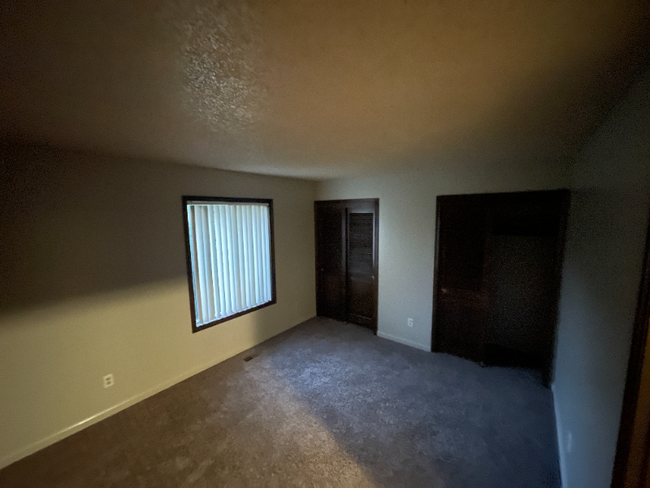 Building Photo - 3717 NE Royal View Ave