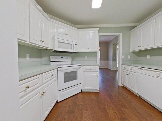 Building Photo - 304 Farmington Dr