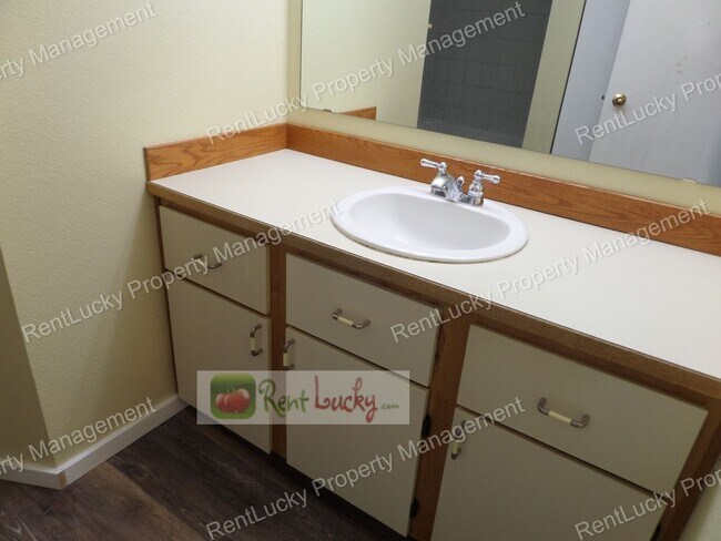 Building Photo - Gorgeous 2 Bedroom Condo with Secured Parking in Unbeatable Bellevue Location!!