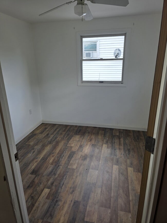 Building Photo - 549 Thompson Ave