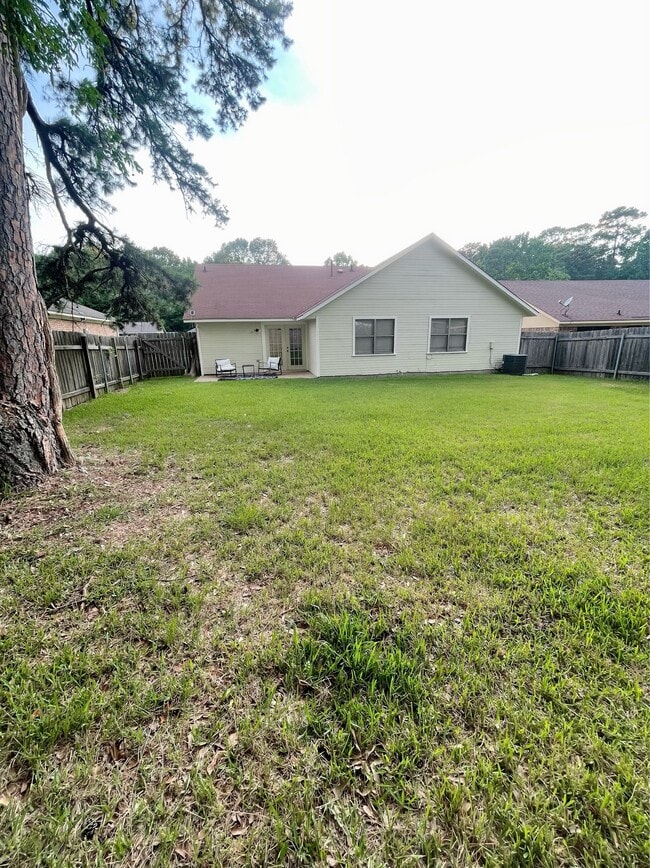 Building Photo - 9025 Cedar Ridge Dr