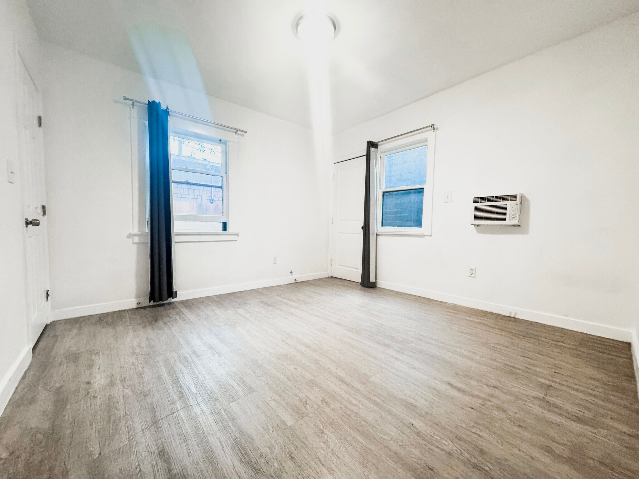 Building Photo - 1110 N Sweetzer Ave