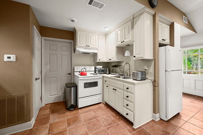 Building Photo - 4724 Lake Point Ave