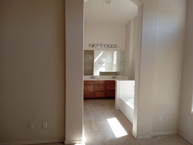 Building Photo - 3 Bedroom 2 Bath Home Located in Rio Ranch...