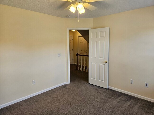 Building Photo - Beautiful 4 bedroom, 2.5 bath home in the ...