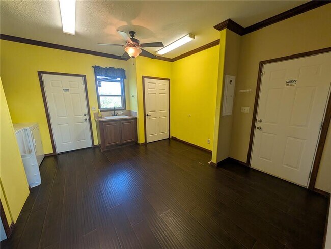 Building Photo - 13908 Kelly Dr