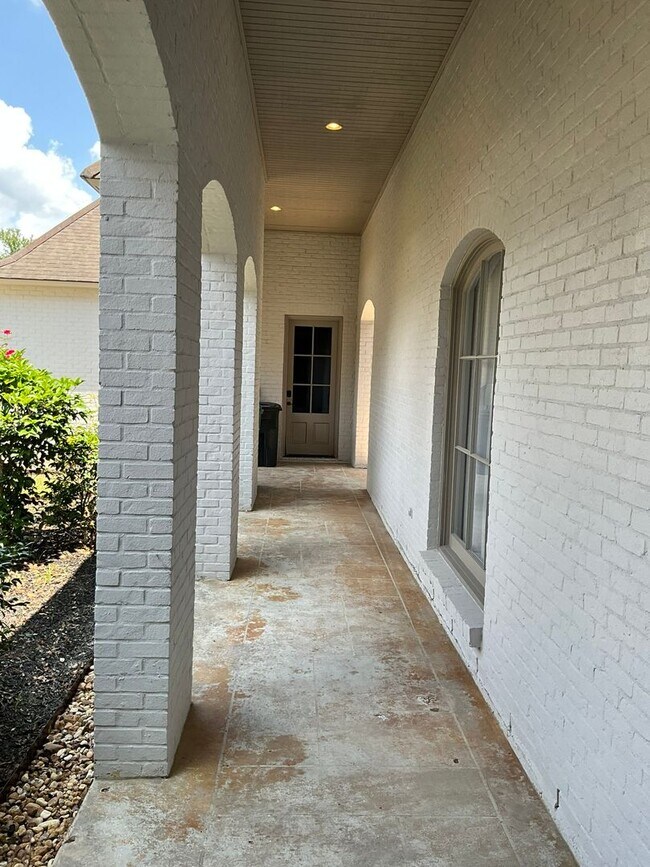 Building Photo - Live in Greystone Golf & Country Club!