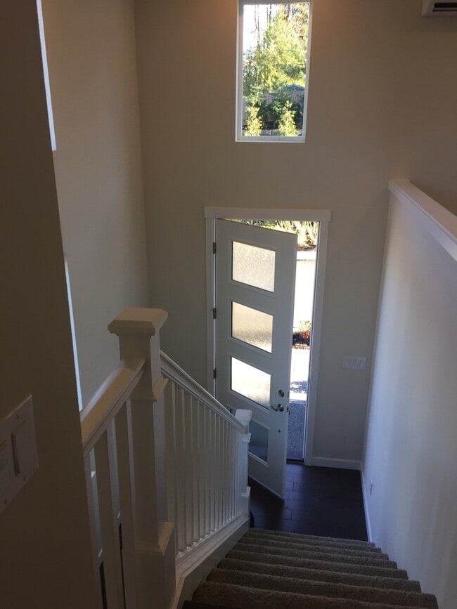 Building Photo - Newer Townhouse in Lake Forest Park!