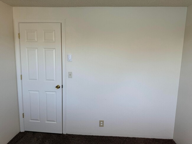 Building Photo - 2 Bedroom Duplex in Springfield