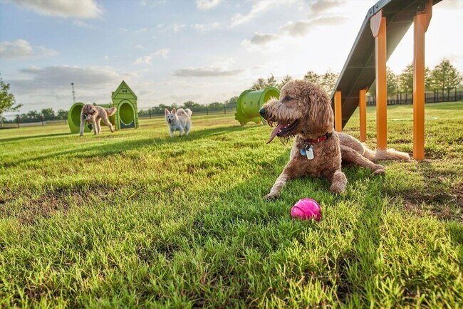 Building Photo - Two story. 4 bedrooms. 3.5 baths. Spacious...