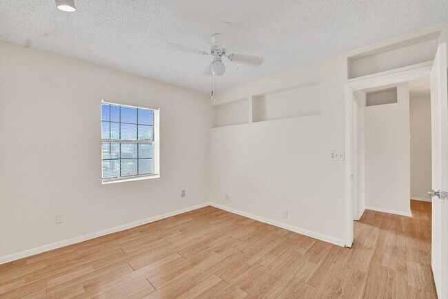 Building Photo - 3 BR / 3 BA + Patio + Parking AVAIL 8/1