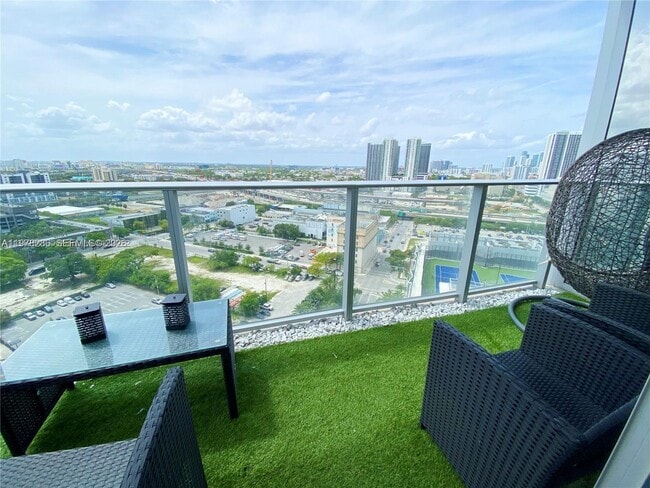 Building Photo - 851 NE 1st Ave