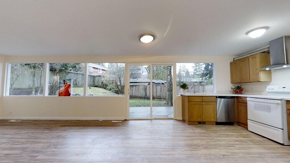 Open floor plan & lots of light - 12405 NE 109th Pl