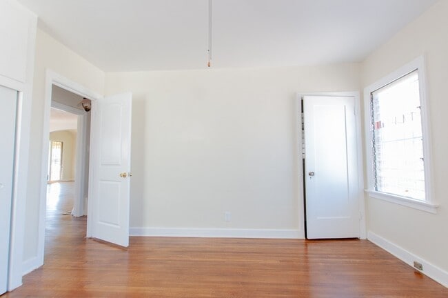 Building Photo - Stunning Single family house