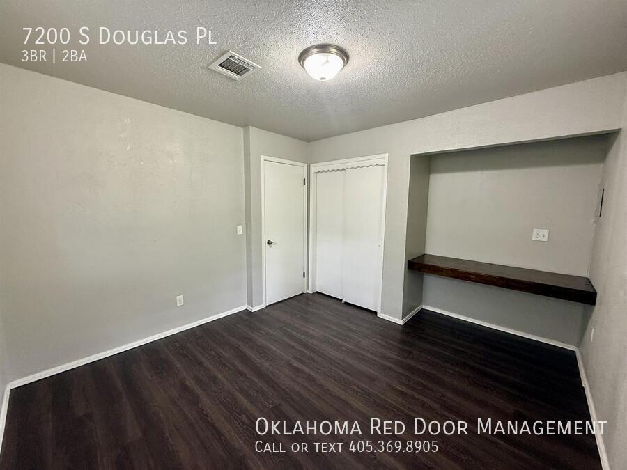 Building Photo - 7200 S Douglas Pl