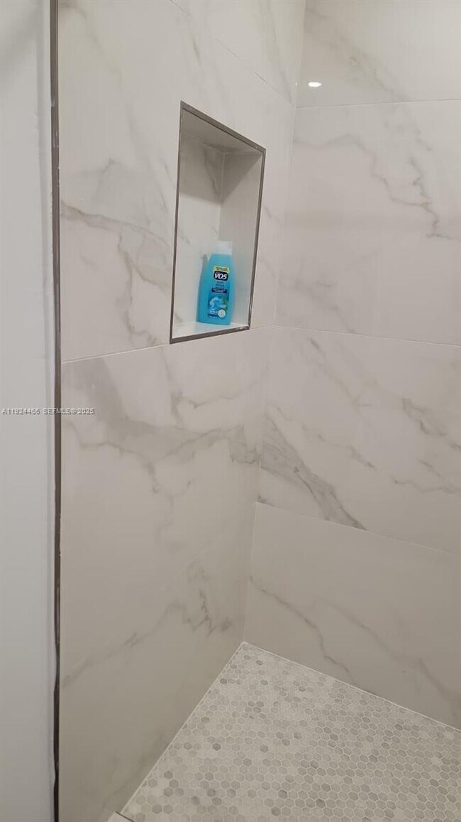 Building Photo - 2820 SW 13th St