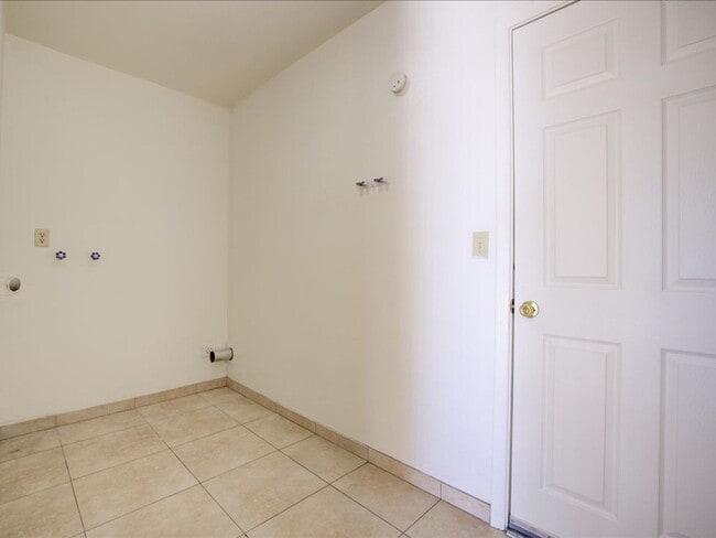 Building Photo - EASTSIDE LOCATION!!!