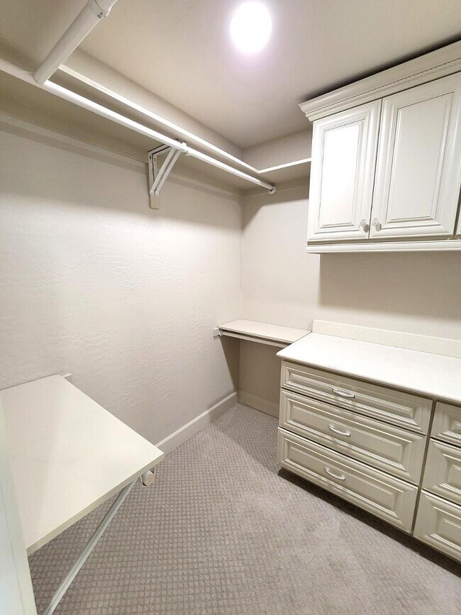 Building Photo - 5770 N Scottsdale Rd