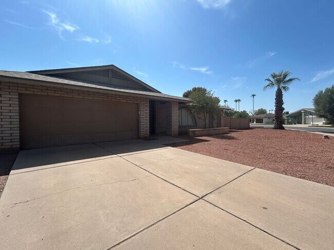Building Photo - 2141 E Manhatton Dr