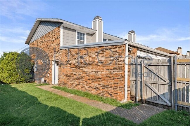 Building Photo - 1304 Chapel Creek Rd