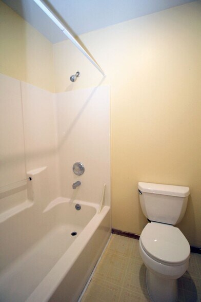 Building Photo - 3548-3548 NE 102nd Ave